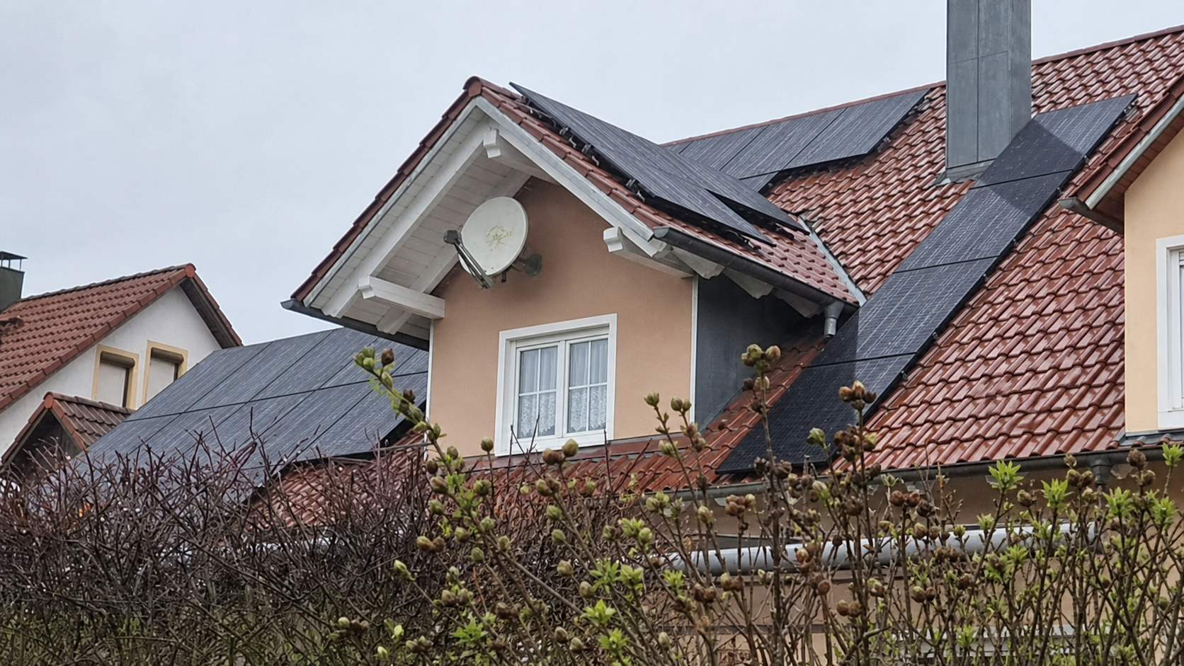 Großflächige Photovoltaikanlage auf einem Wohnhaus